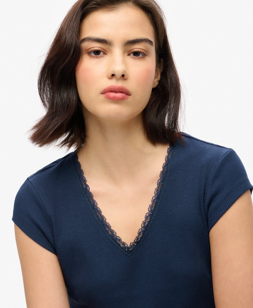 athletic essentials top met v-hals en kanten afwerking in een prachtige marineblauwe kleur.