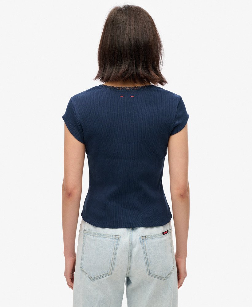 athletic essentials top met v-hals en kanten afwerking in een prachtige marineblauwe kleur.