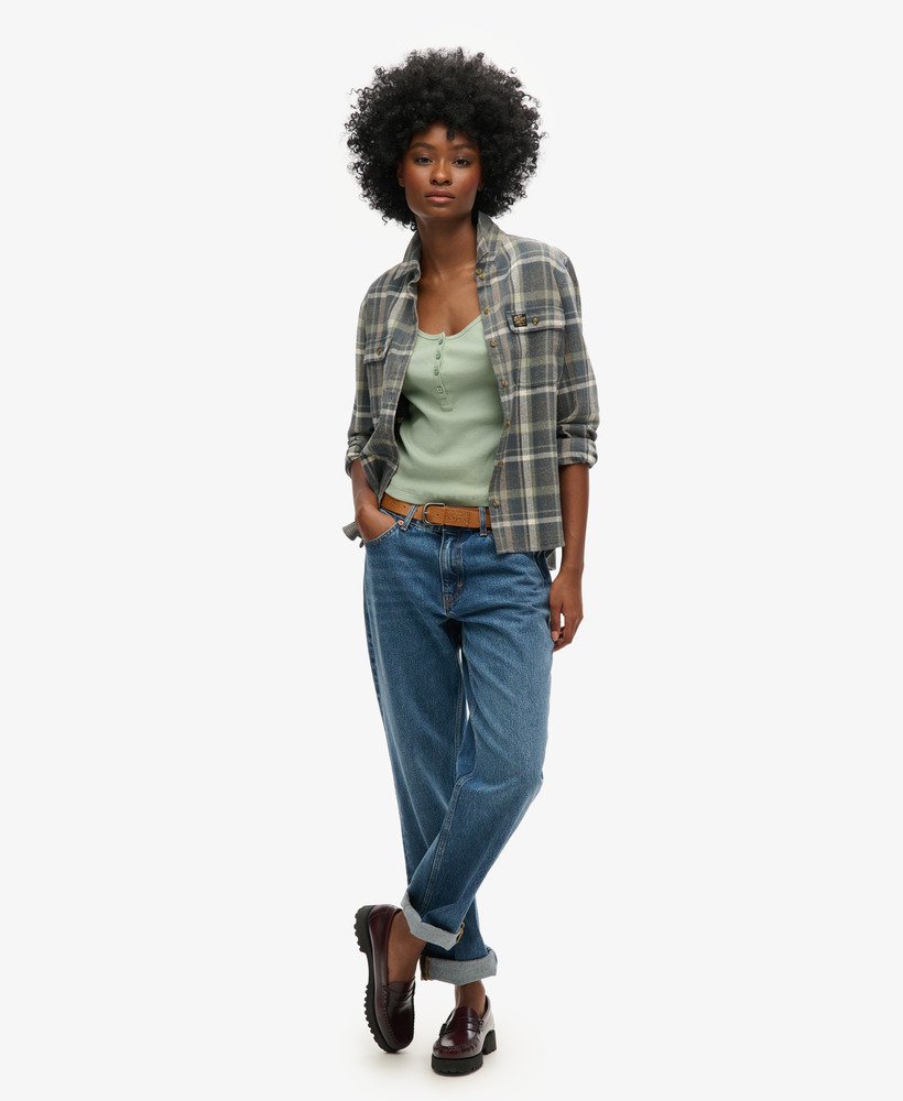 athletic essentials button down vest top in licht jadegroen