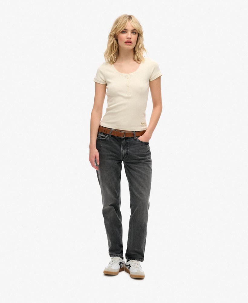 essentiële top met knoopsluiting en korte mouwen in de kleur turtledove cream.