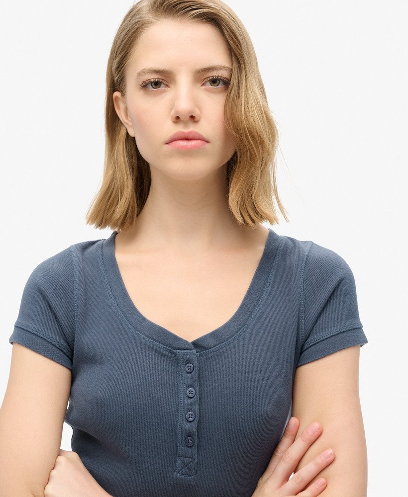 essentiële top met korte mouwen en knoopsluiting in marineblauw.