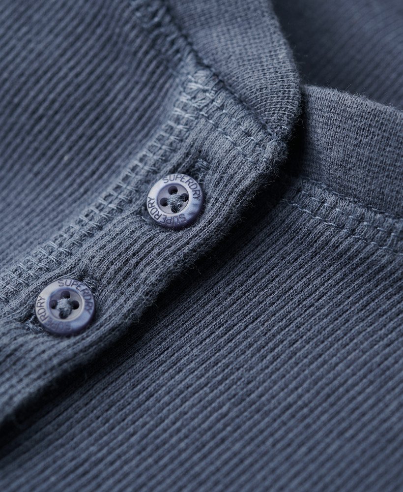 essentiële top met korte mouwen en knoopsluiting in marineblauw.