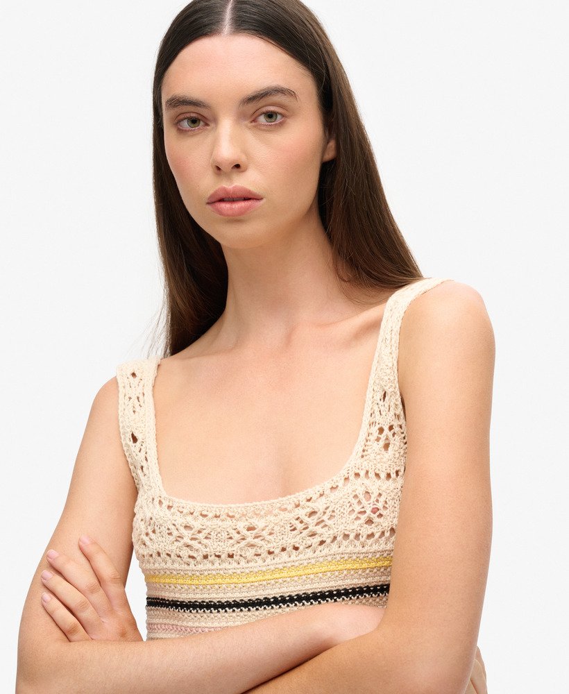 gehaakt cropped vestje met vetersluiting in botercrème ministreepjes