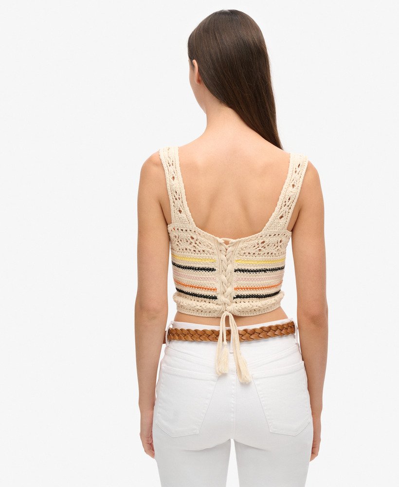 gehaakt cropped vestje met vetersluiting in botercrème ministreepjes