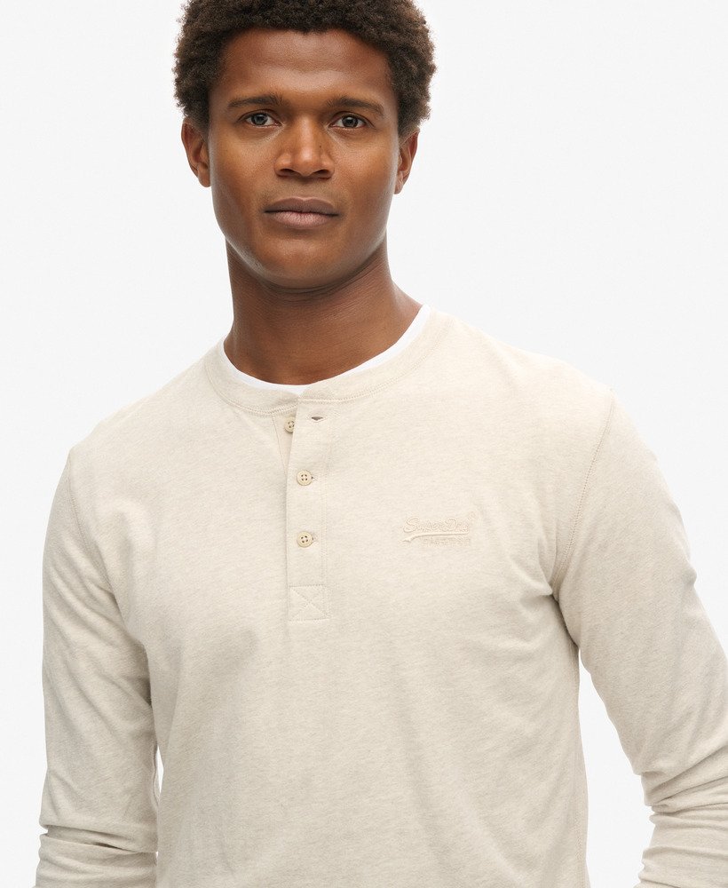 vintage top met geborduurd logo en halve knoopsluiting in havercrème gemêleerd.