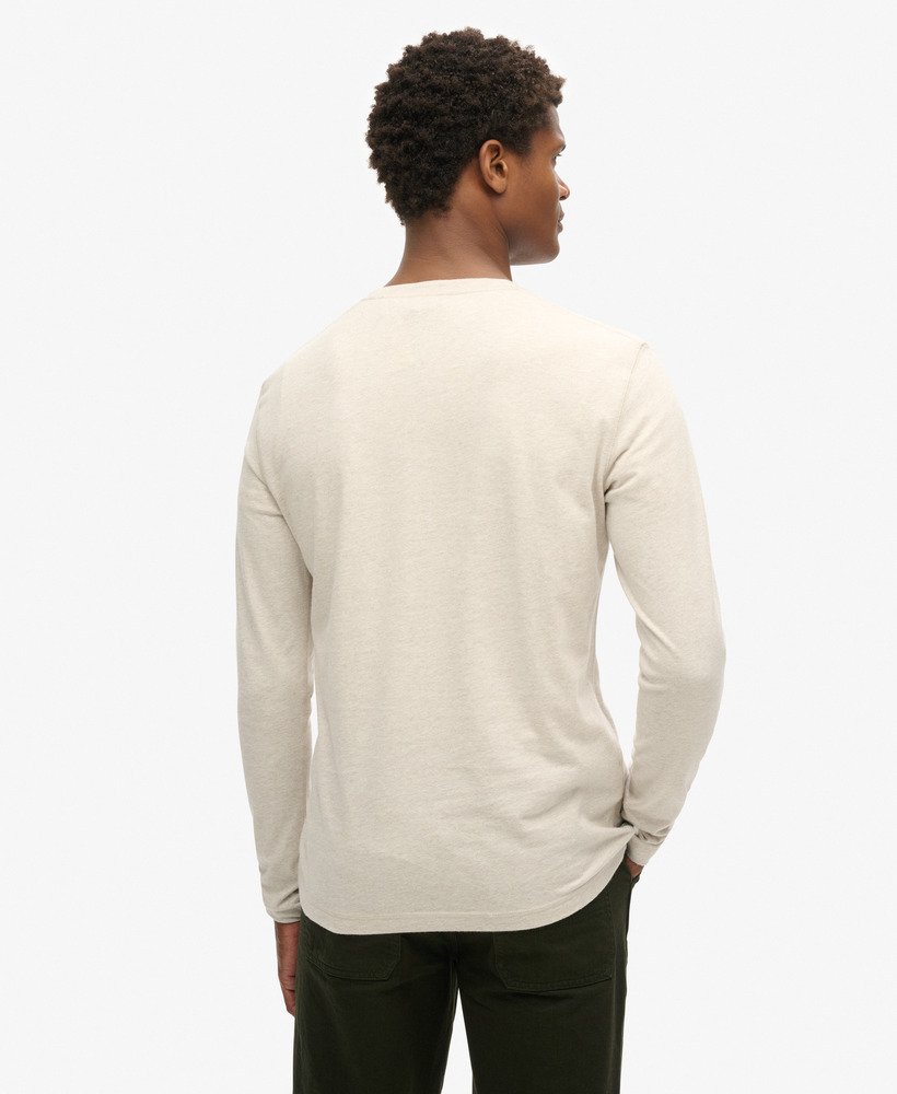 vintage top met geborduurd logo en halve knoopsluiting in havercrème gemêleerd.
