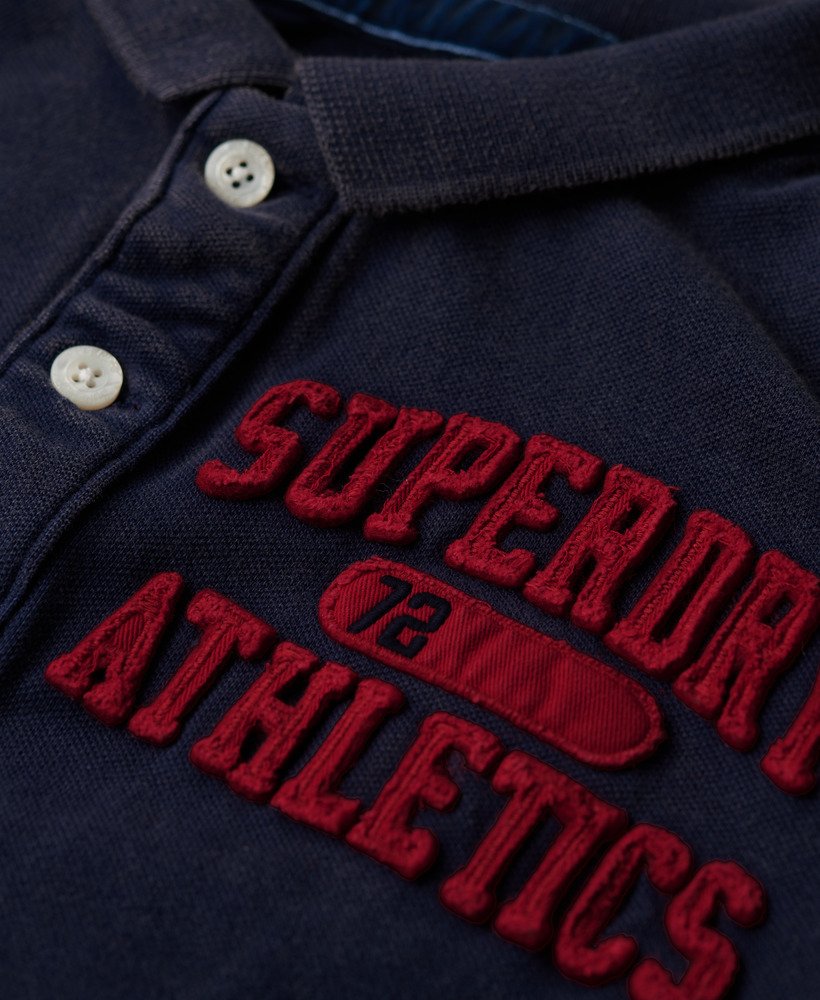 vintage sportief poloshirt in diep marineblauw.