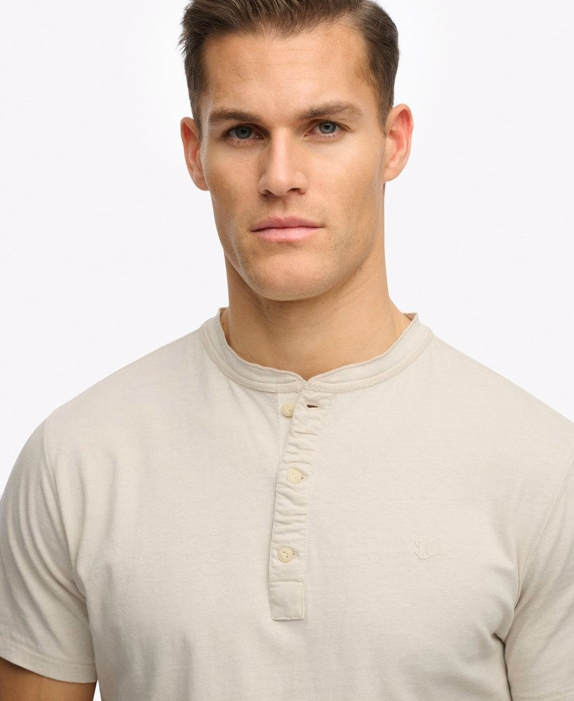 Klassiek T-shirt met korte mouwen van katoen en linnen in Henley-stijl.