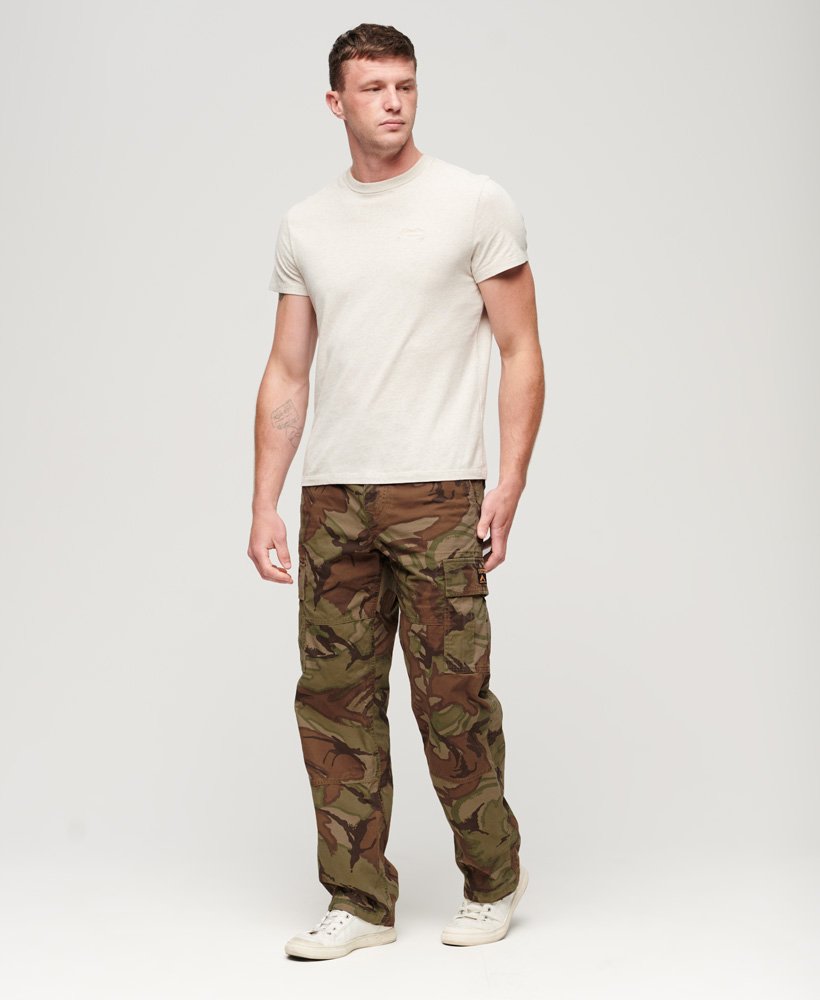biologische katoenen baggy cargobroek met camouflageprint.