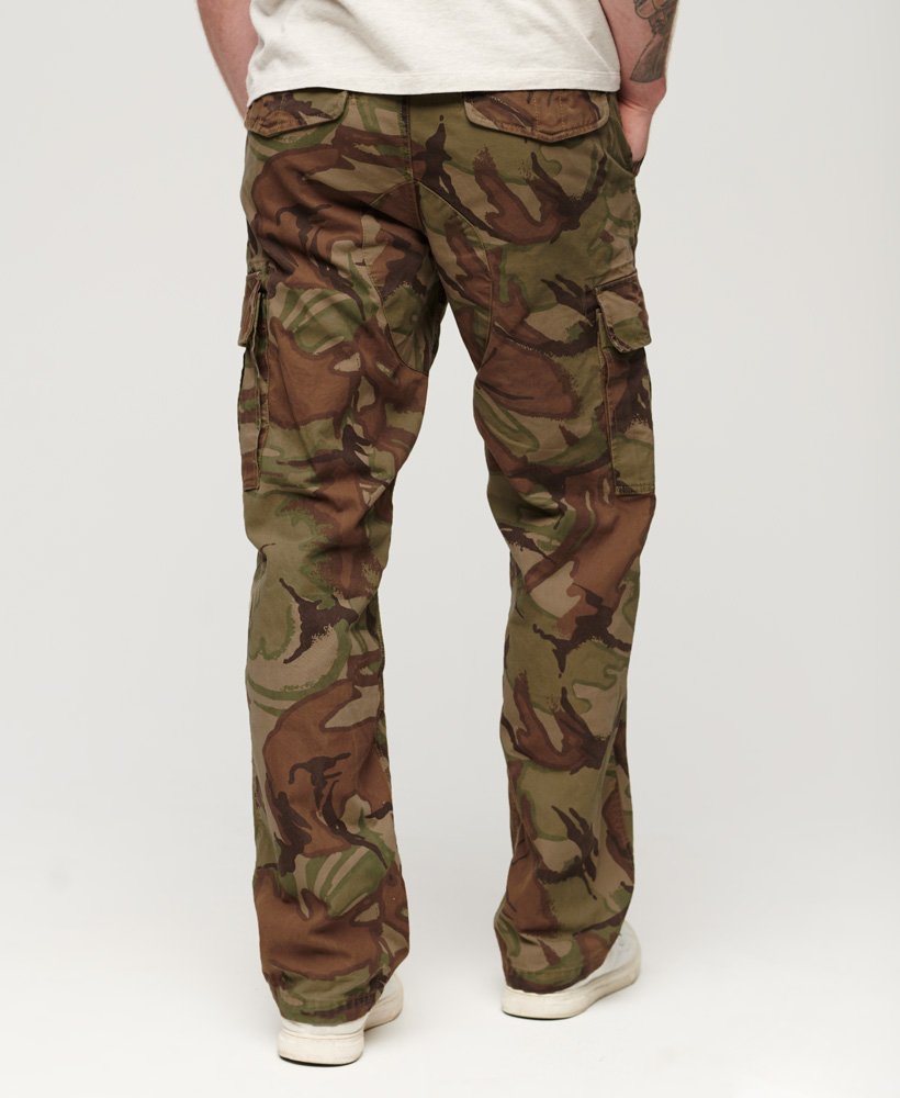 biologische katoenen baggy cargobroek met camouflageprint.