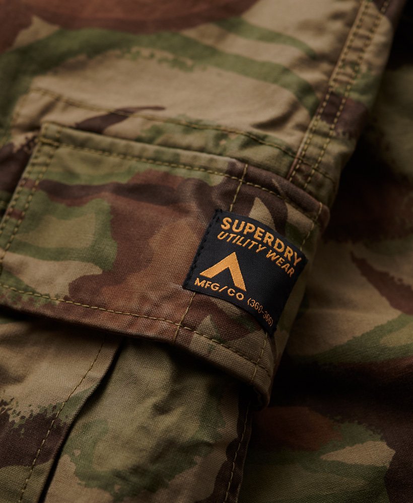 biologische katoenen baggy cargobroek met camouflageprint.