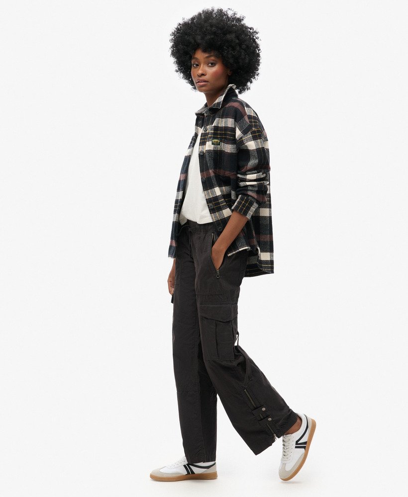 cargo broek met lage taille en wijde pijpen in gewassen zwart