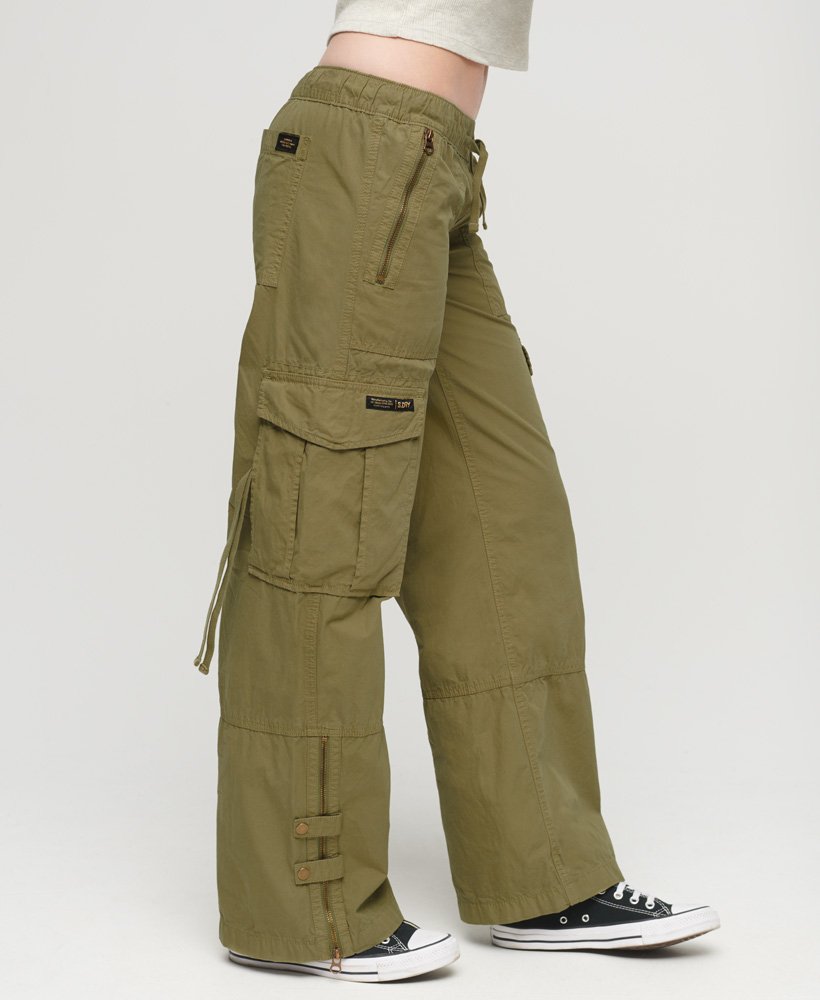 cargo broek met lage taille en wijde pijpen in trekking olijfgroen