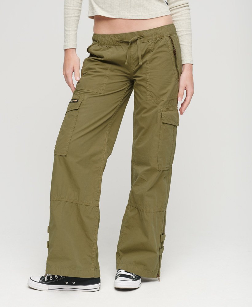 cargo broek met lage taille en wijde pijpen in trekking olijfgroen