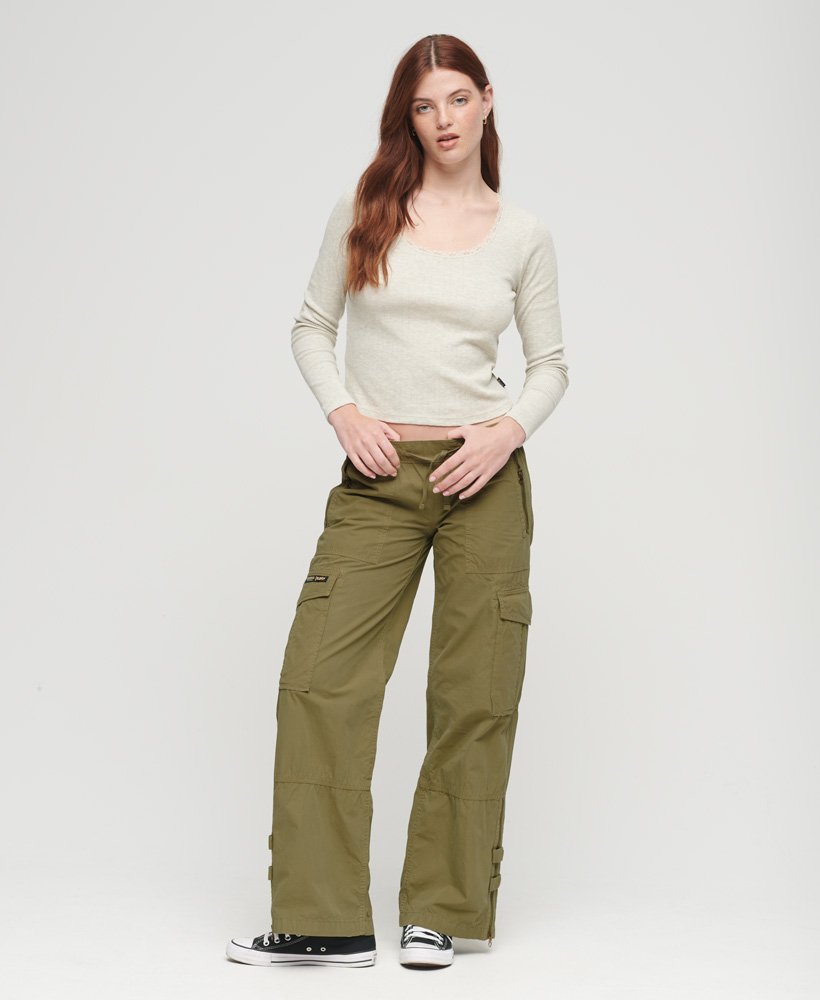 cargo broek met lage taille en wijde pijpen in trekking olijfgroen