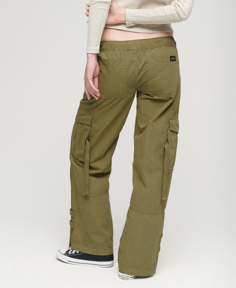 cargo broek met lage taille en wijde pijpen in trekking olijfgroen